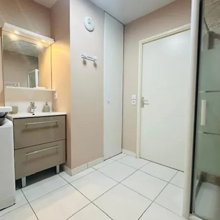 1 Bedroom - Near The *