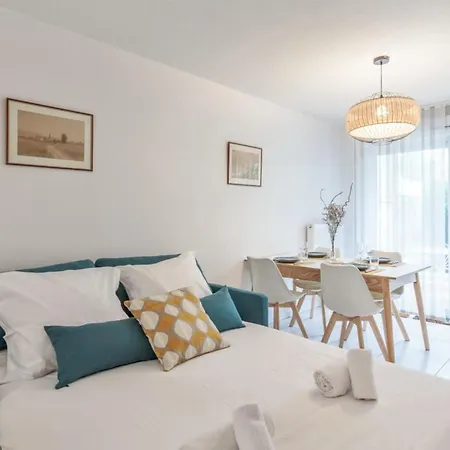 1 Bedroom - Near The *