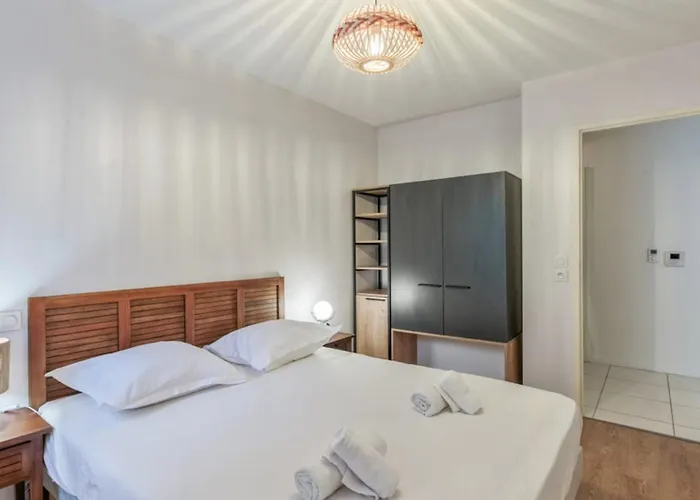 Beautiful - Near The * Λα Ροσέλ